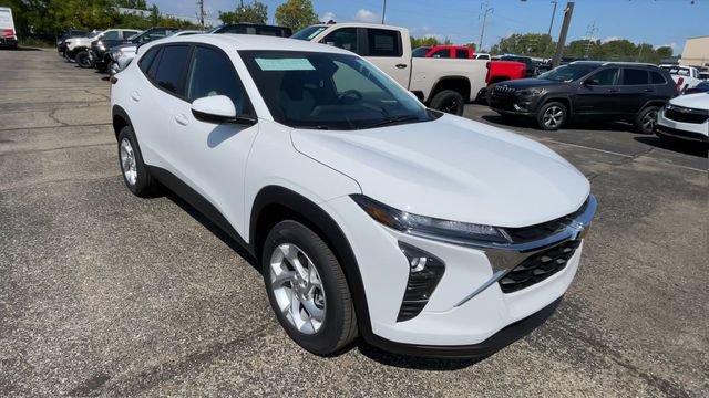 New 2026 Chevrolet Trax LS w/ LS Convenience Package FWD image 4