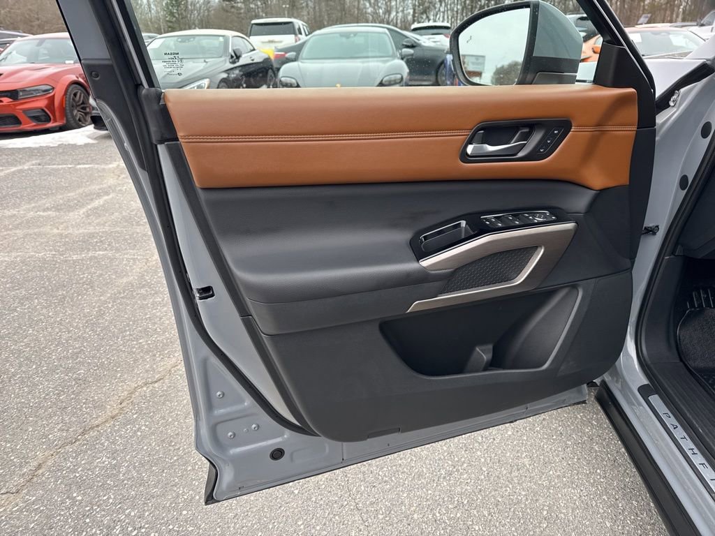 Used 2024 Nissan Pathfinder Platinum image 28