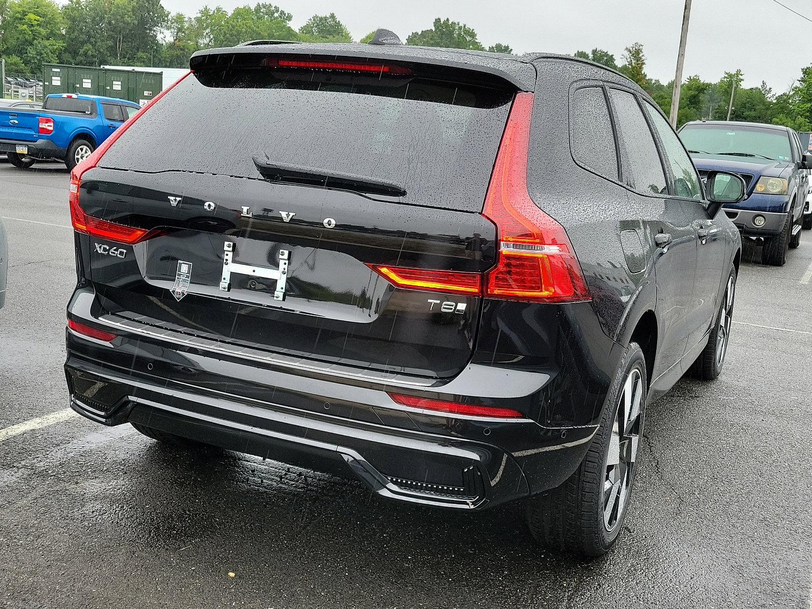Certified 2025 Volvo XC60 T8 Plus w/ Protection Package Premier AWD/4WD image 4