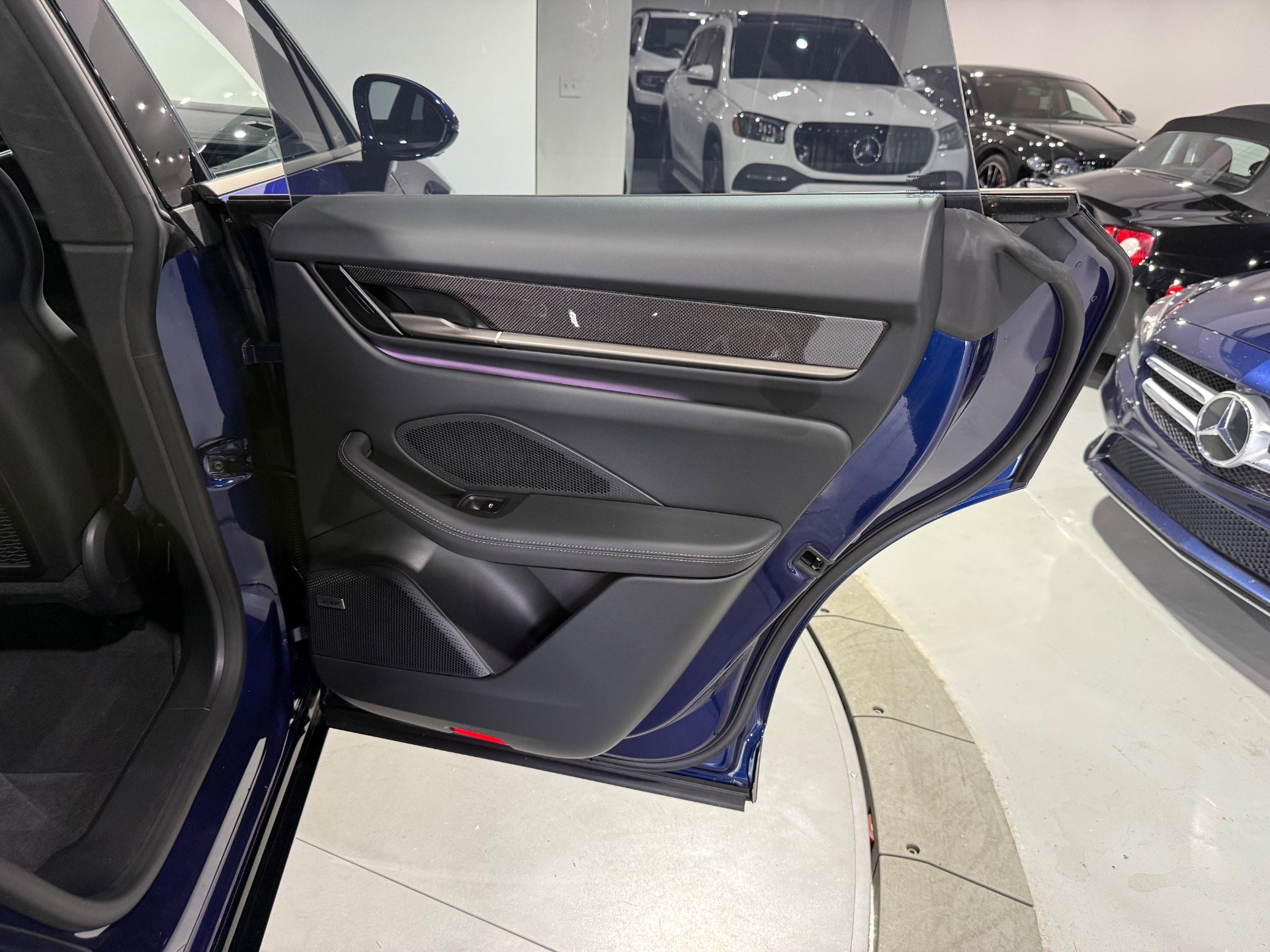 Used 2024 Porsche Macan Turbo Electric AWD/4WD image 18