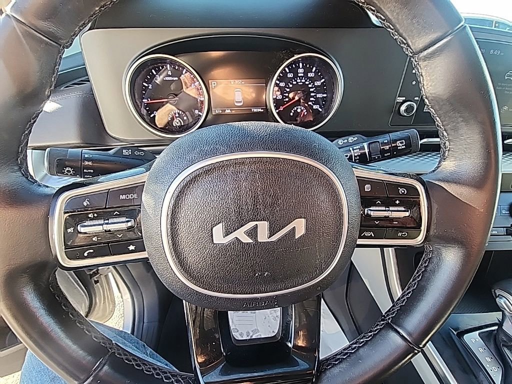 Used 2023 Kia Carnival LX image 14