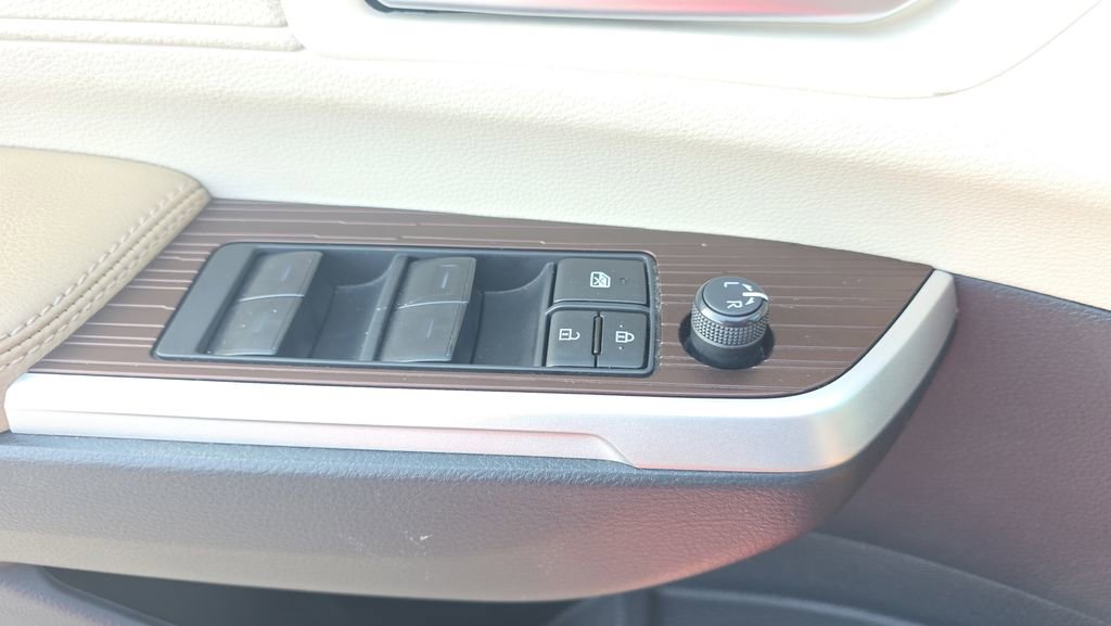 Used 2023 Toyota Sienna XLE FWD image 19