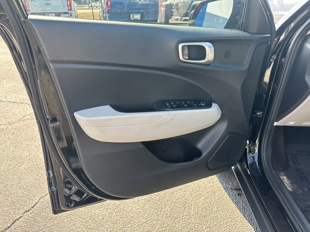 Used 2024 Hyundai Venue SEL image 11