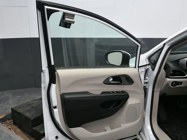 Used 2023 Chrysler Pacifica Touring-L image 15