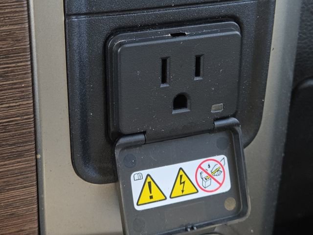 Used 2013 RAM 1500 Laramie w/ Convenience Group image 8