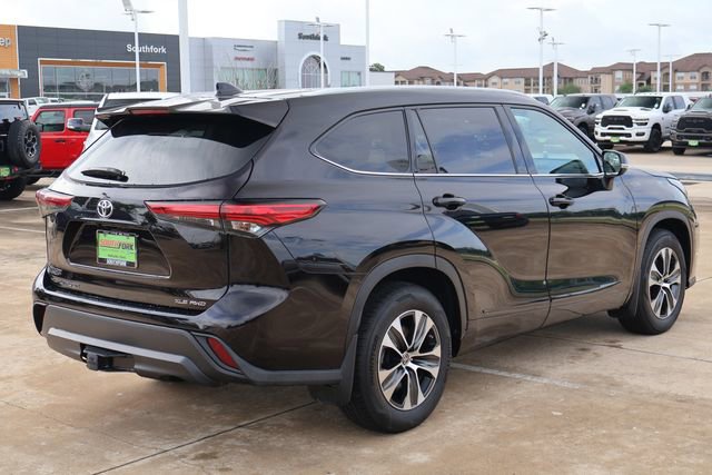 Used 2022 Toyota Highlander XLE AWD/4WD image 6