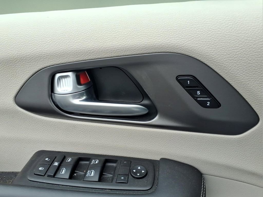 Used 2024 Chrysler Pacifica Touring-L FWD image 14