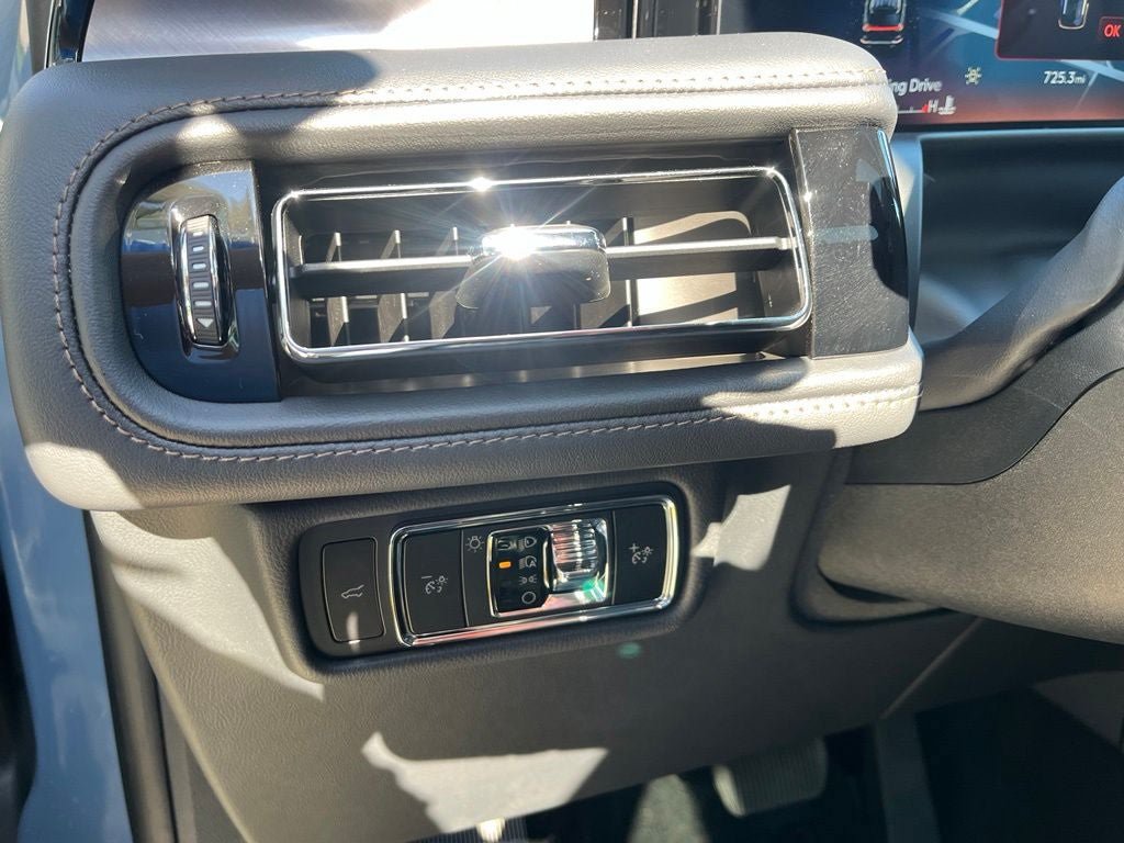 Used 2026 Lincoln Aviator AWD image 39