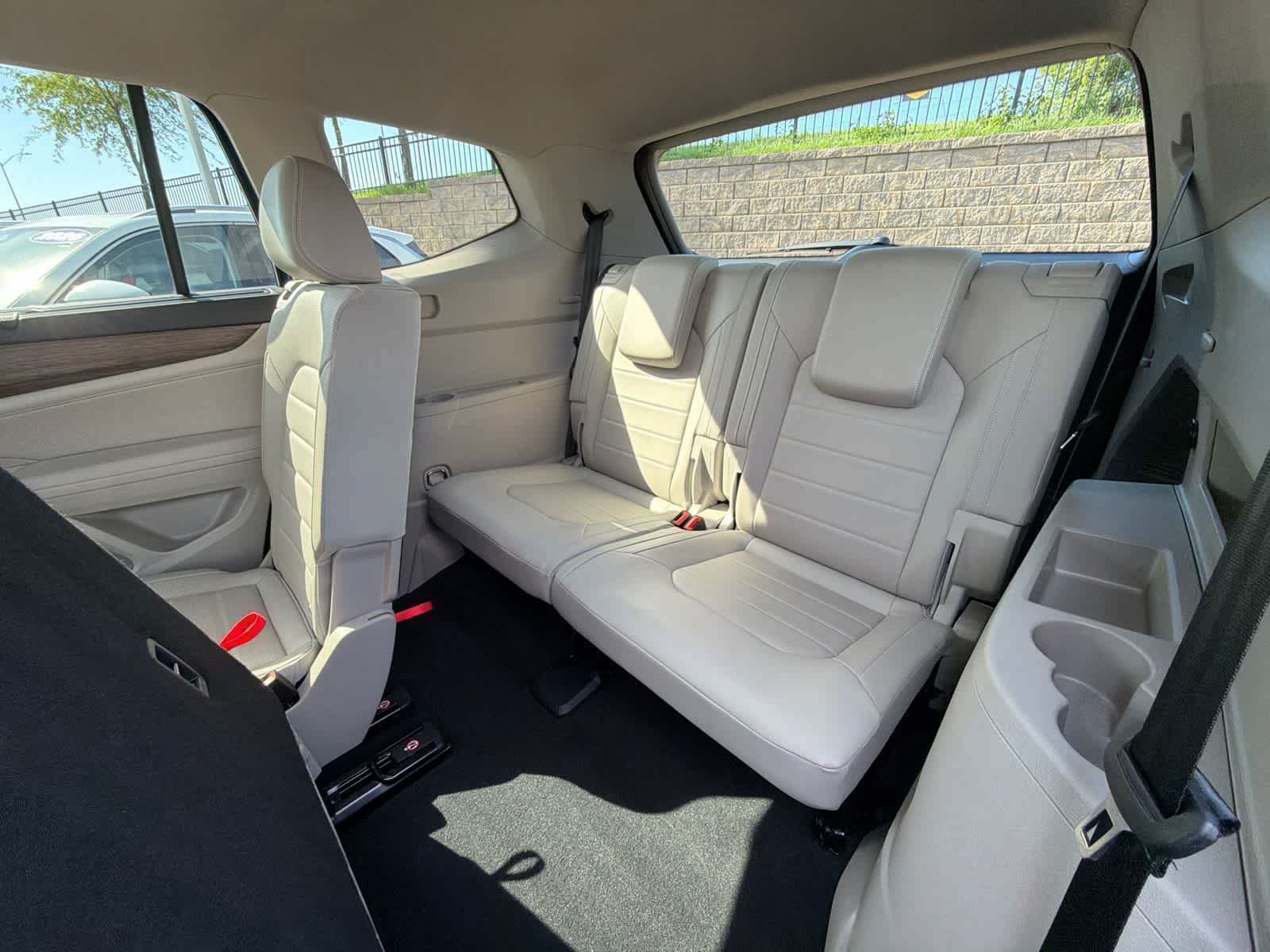 Used 2025 Volkswagen Atlas SEL AWD/4WD image 14