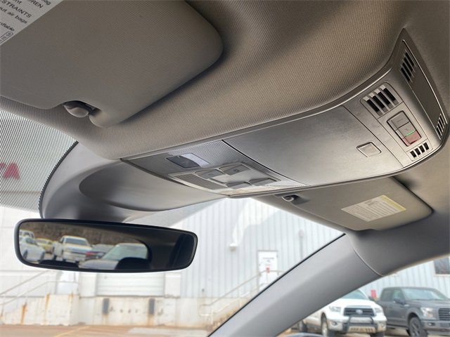 Used 2023 Volkswagen Taos SE image 31