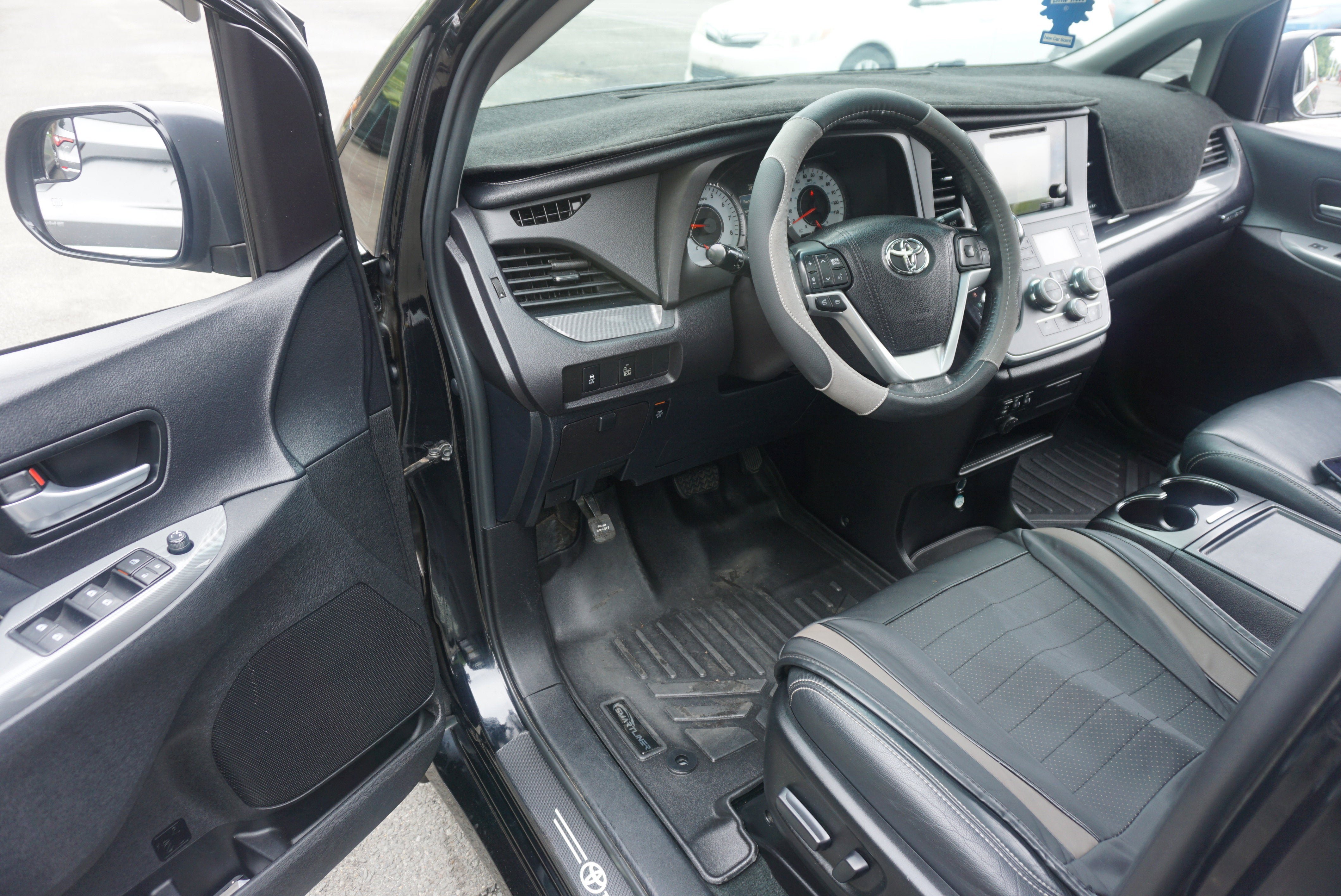 Used 2017 Toyota Sienna SE w/ SE Preferred Package FWD image 7