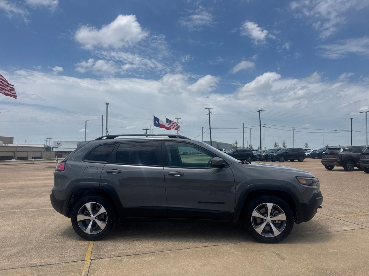 Used 2020 Jeep Cherokee Latitude w/ Quick Order Package 26F North AWD/4WD image 25