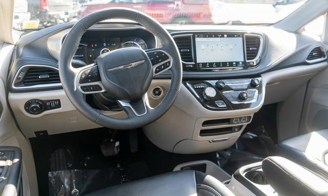 Used 2023 Chrysler Pacifica Touring-L w/ Uconnect Theater Family Group image 15