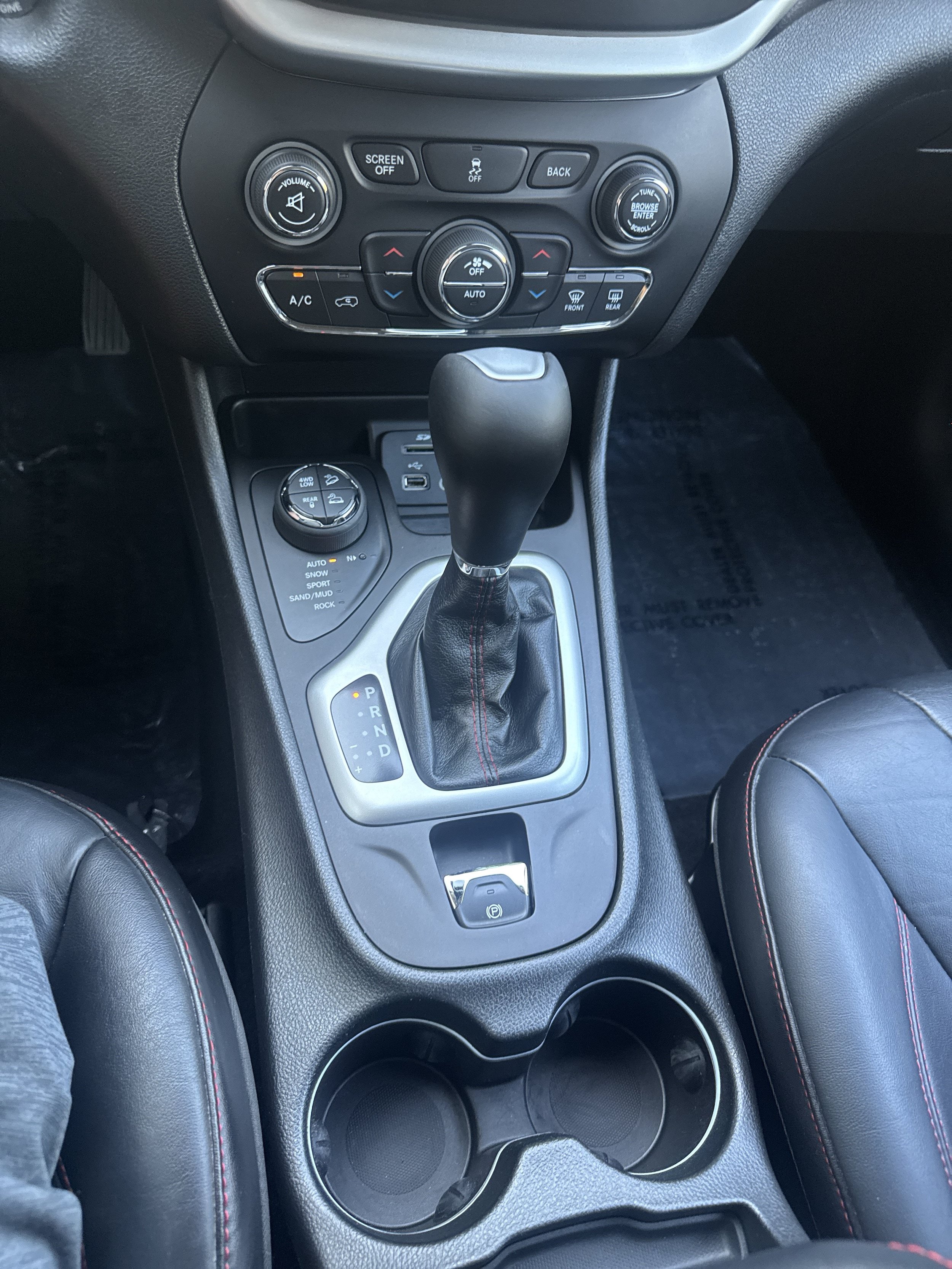 Used 2014 Jeep Cherokee Trailhawk w/ Comfort/Convenience Group AWD/4WD image 20
