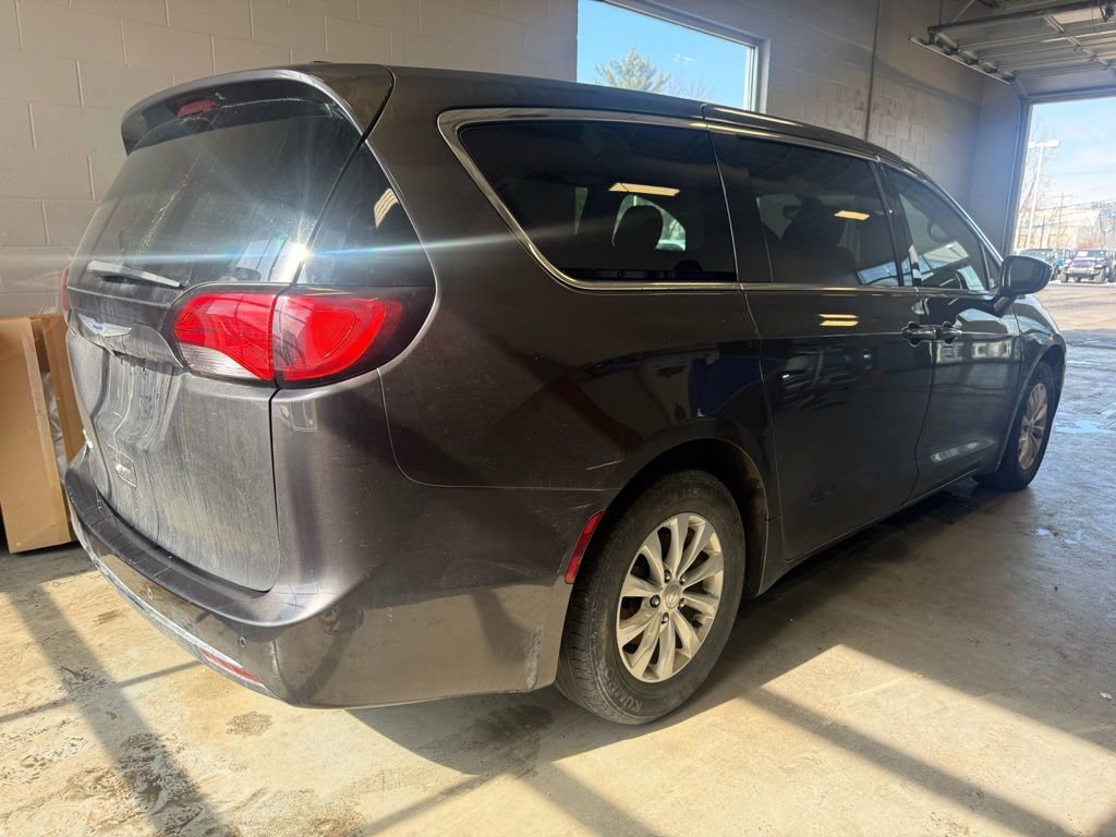 Used 2018 Chrysler Pacifica Touring Plus image 3