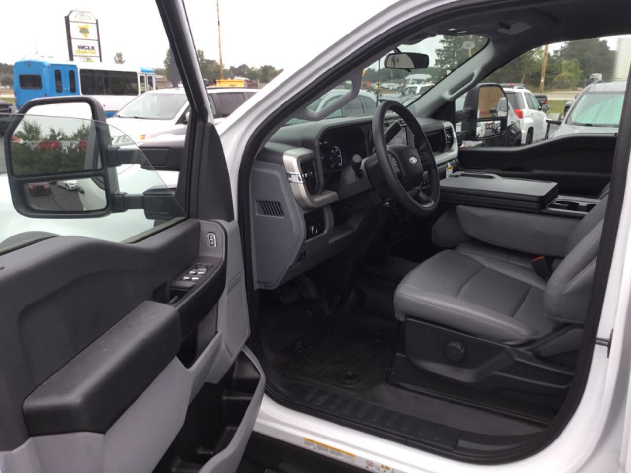 Used 2023 Ford F550 4x4 Crew Cab Super Duty image 4