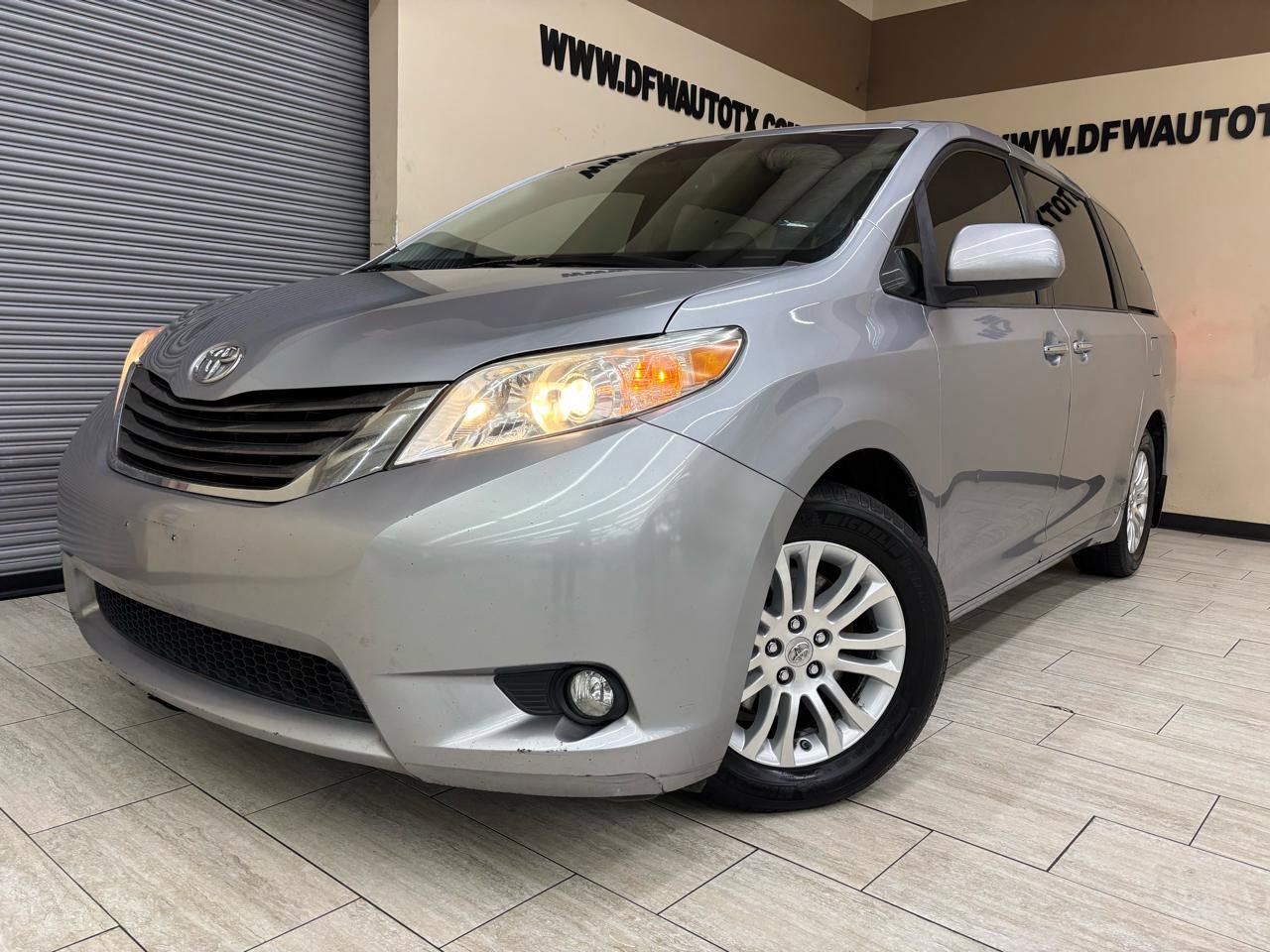 Used 2012 Toyota Sienna XLE w/ XLE Navigation Pkg FWD image 2