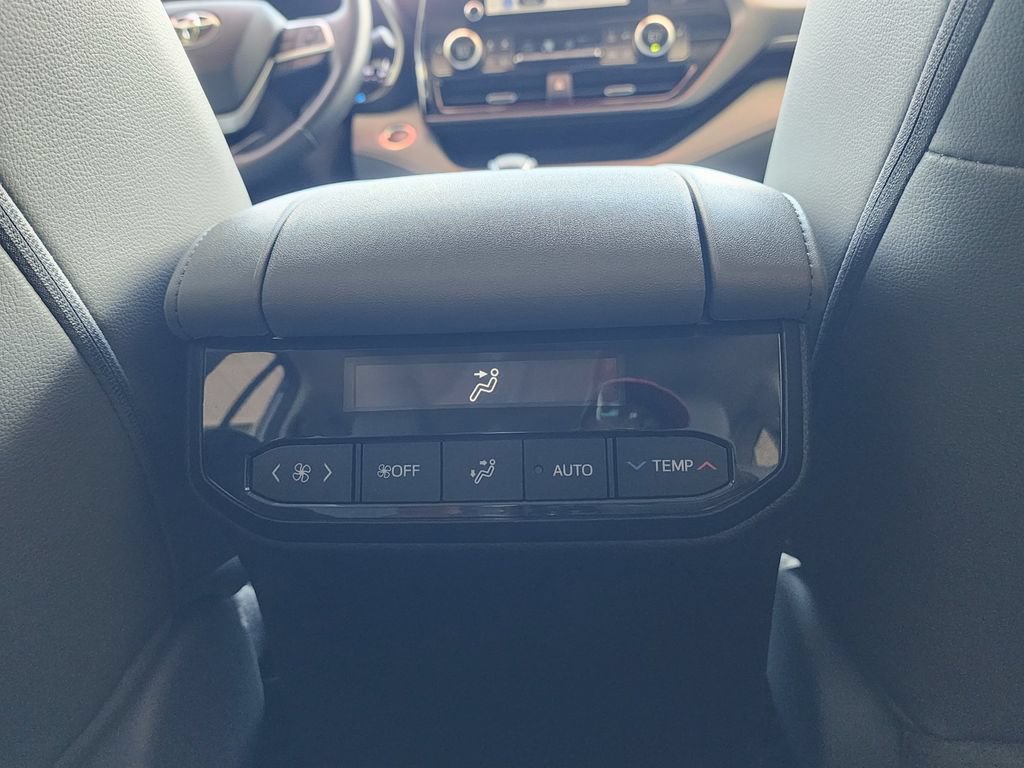 Used 2023 Toyota Highlander XLE AWD/4WD image 14