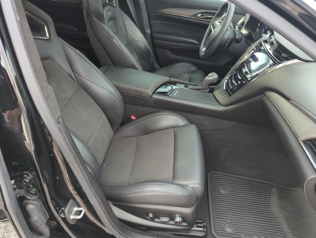 Used 2018 Cadillac CTS V w/ Luxury Package RWD image 38