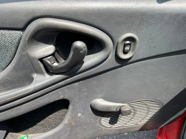 Used 2004 Chevrolet Cavalier Coupe w/ Sport Appearance Package FWD image 16