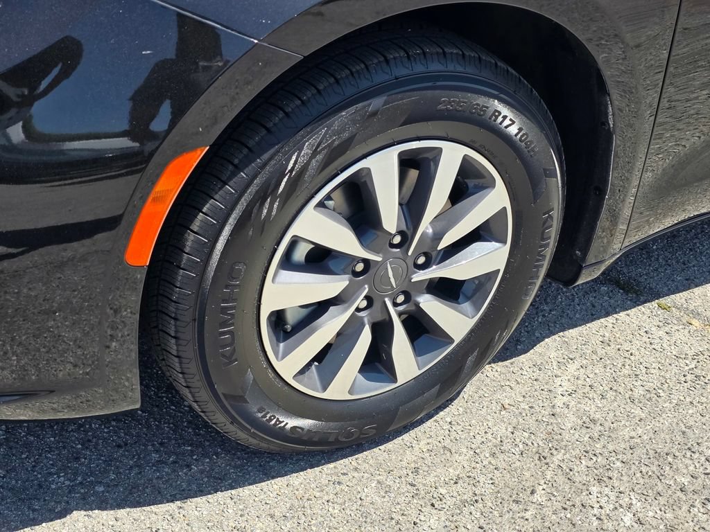 Certified 2024 Chrysler Pacifica Limited FWD image 11