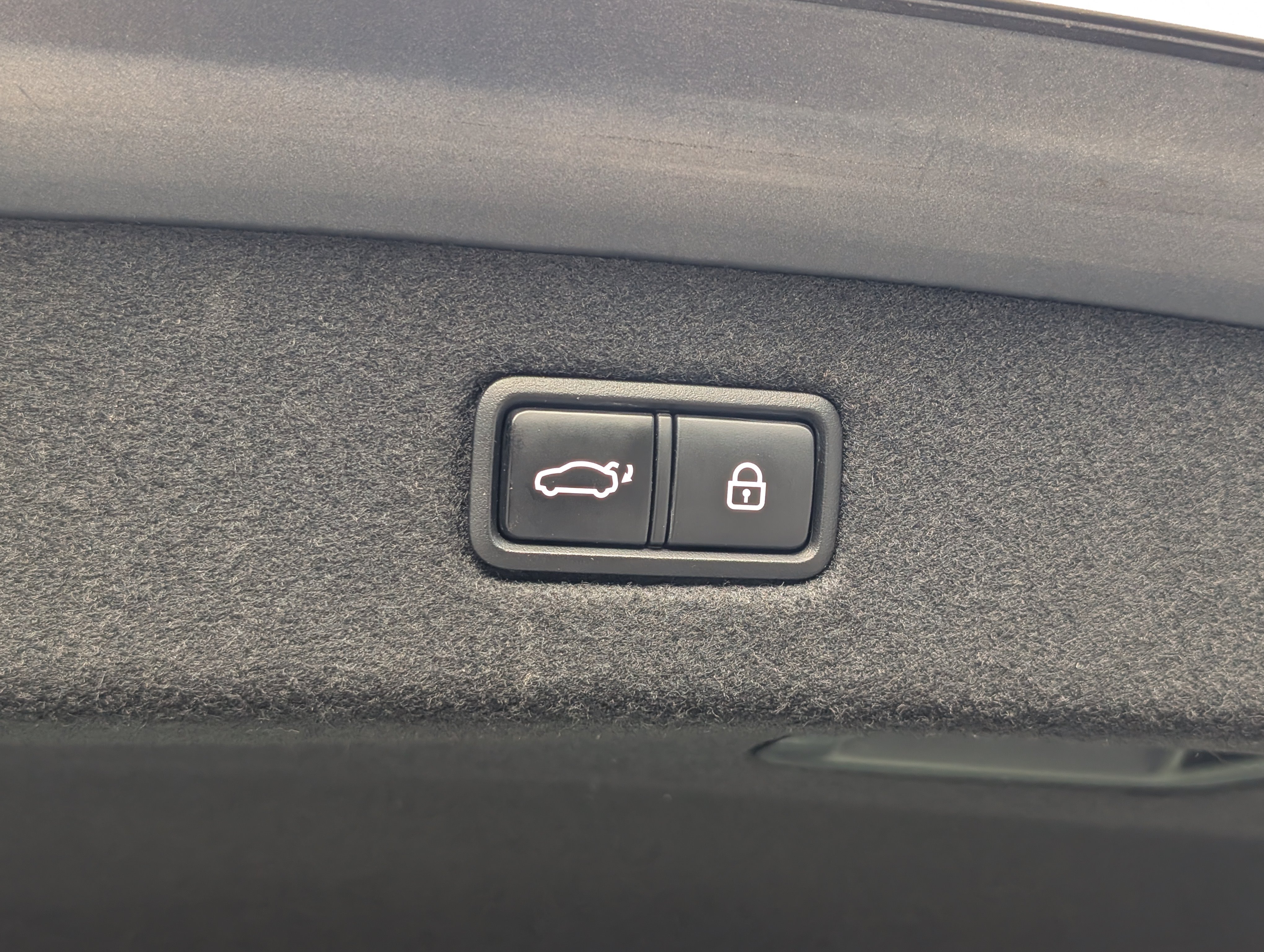 Used 2018 Genesis G90 3.3T Premium RWD image 18