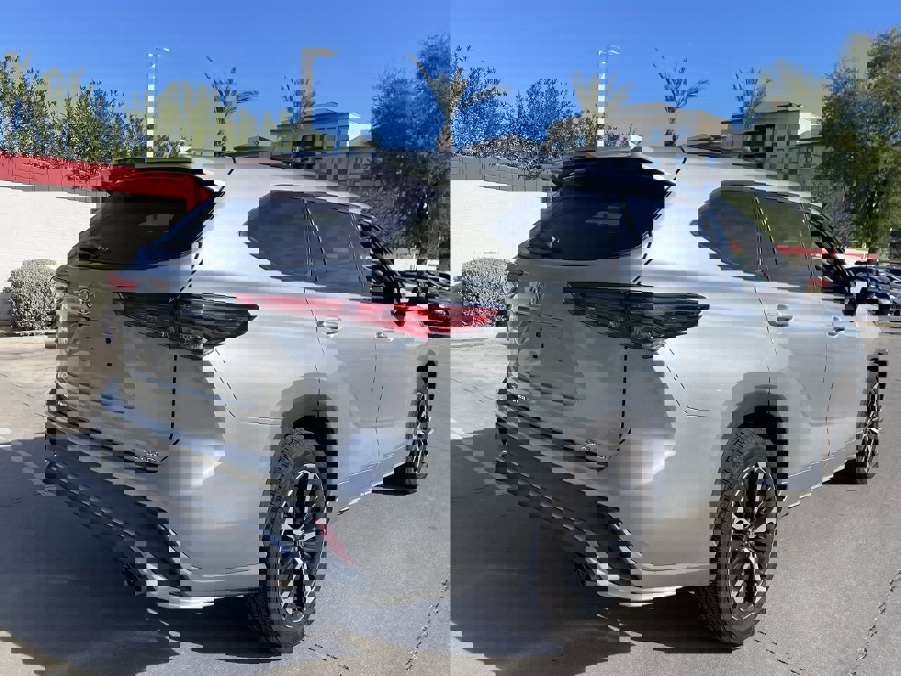 Used 2022 Toyota Highlander XSE image 2