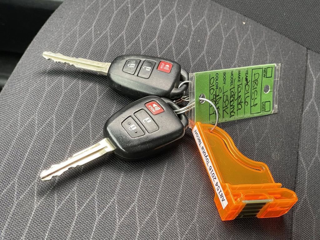 Used 2016 Toyota Tacoma SR5 w/ SR5 Appearance Package (SN) AWD/4WD image 32