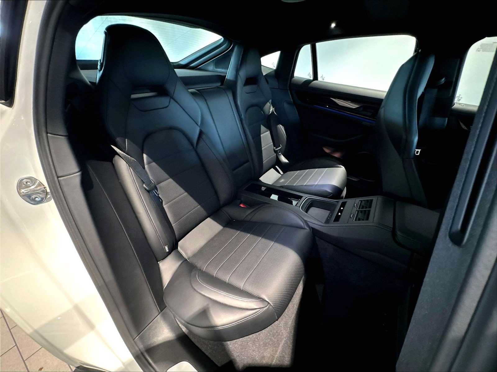 Used 2025 Porsche Panamera RWD image 33