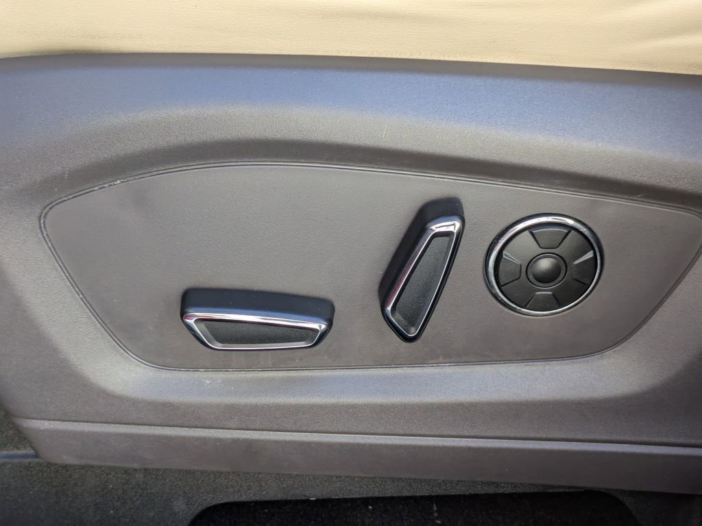 Used 2020 Ford Explorer Platinum w/ Premium Technology Package image 22