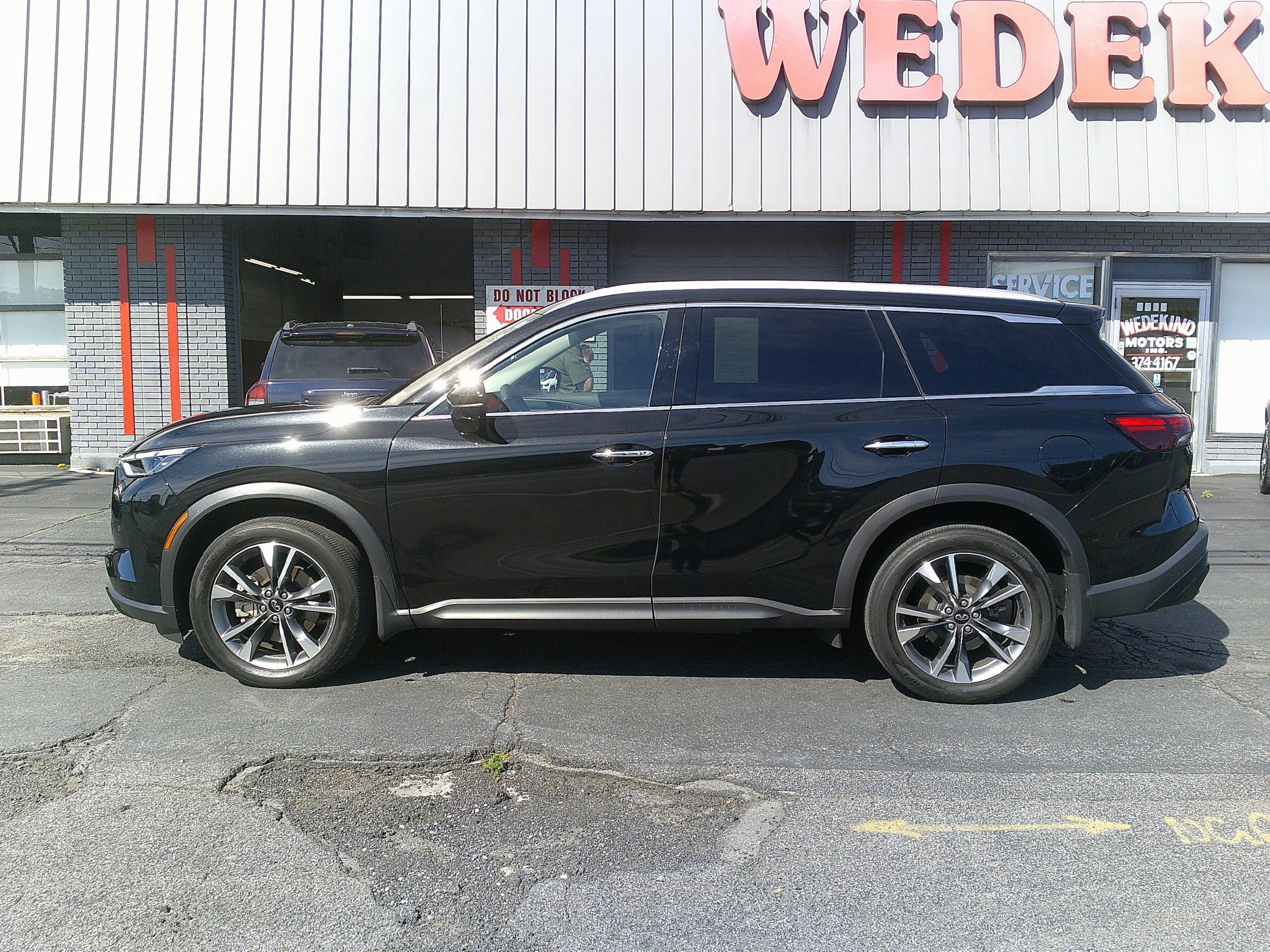 Used 2023 INFINITI QX60 Luxe w/ Cargo Package AWD/4WD image 2