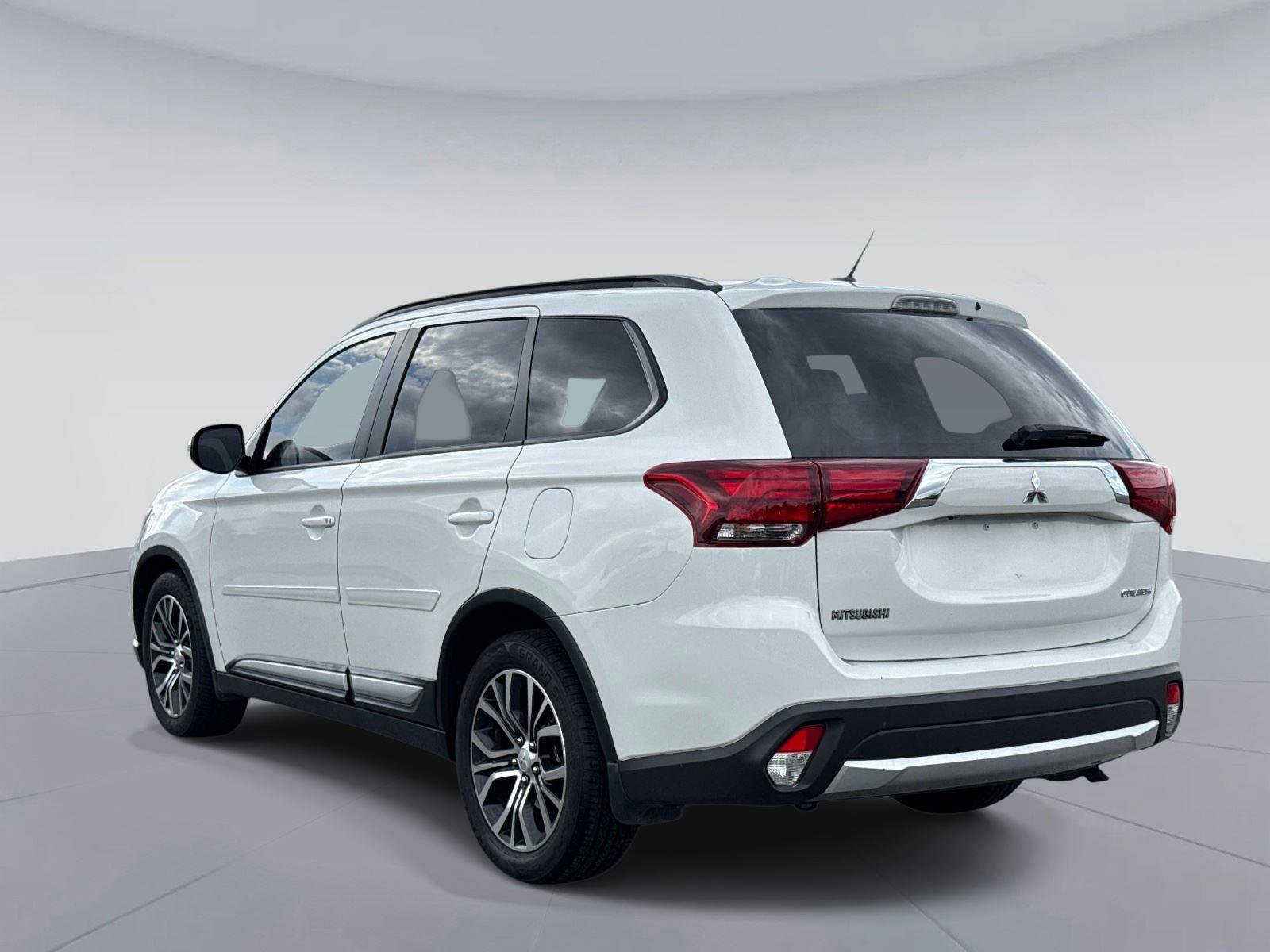 Used 2016 Mitsubishi Outlander SEL FWD image 5
