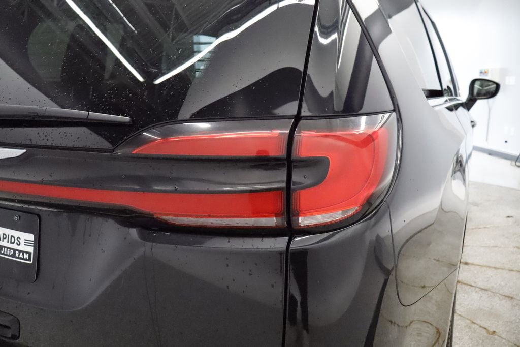 Certified 2023 Chrysler Pacifica Touring-L FWD image 19