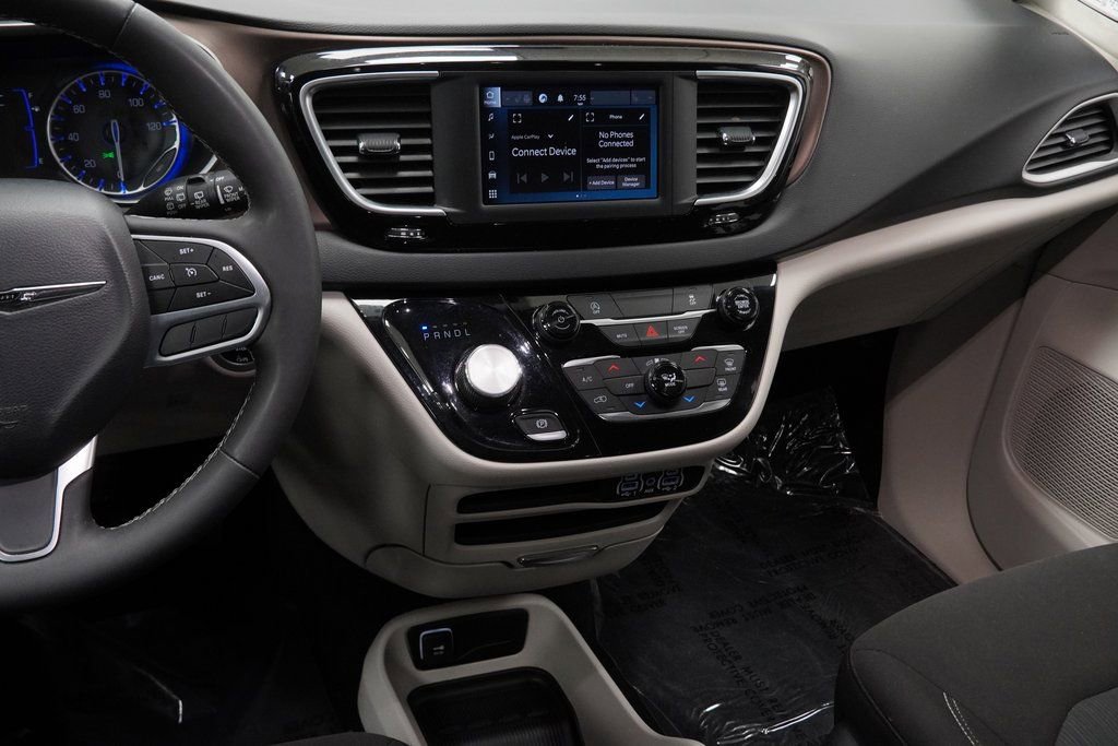 Used 2023 Chrysler Voyager LX image 20