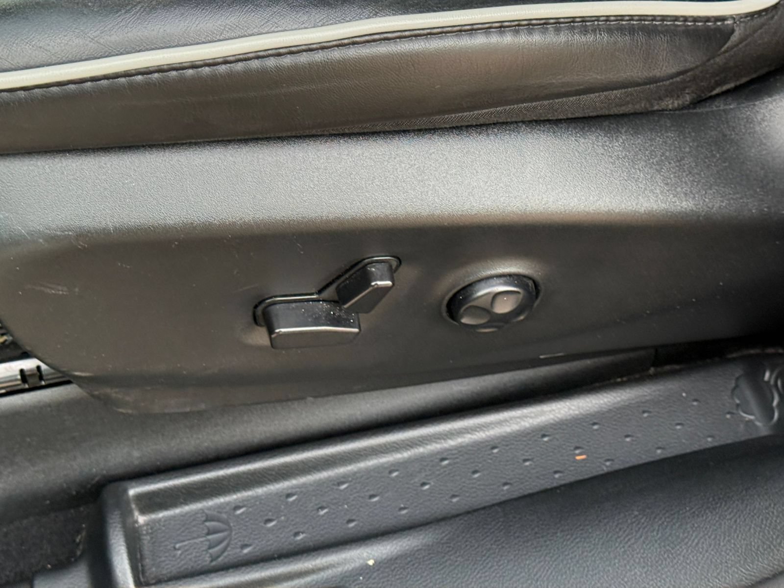 Used 2025 Chrysler Pacifica Limited FWD image 22