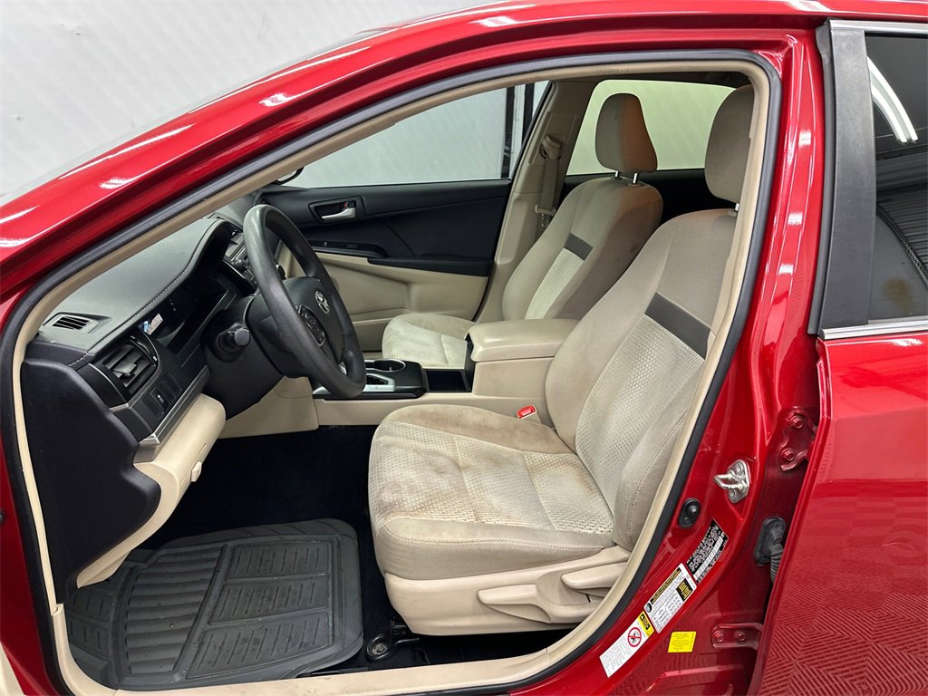 Used 2014 Toyota Camry L image 9