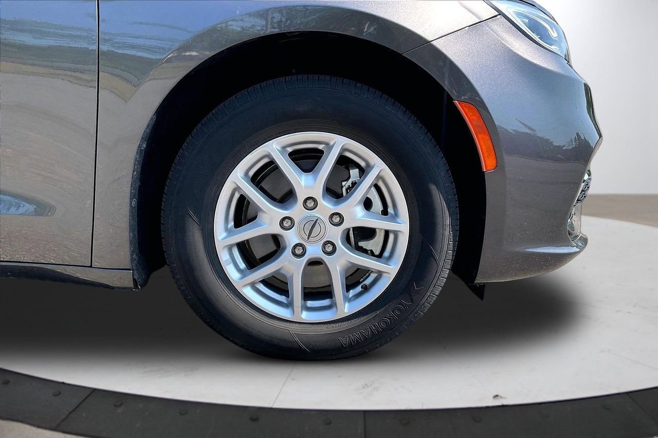 Certified 2023 Chrysler Pacifica Touring-L FWD image 35