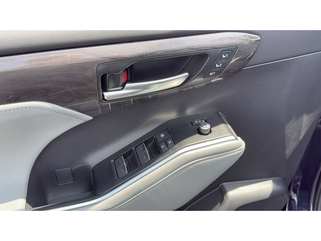 New 2026 Toyota Highlander Platinum AWD/4WD image 15