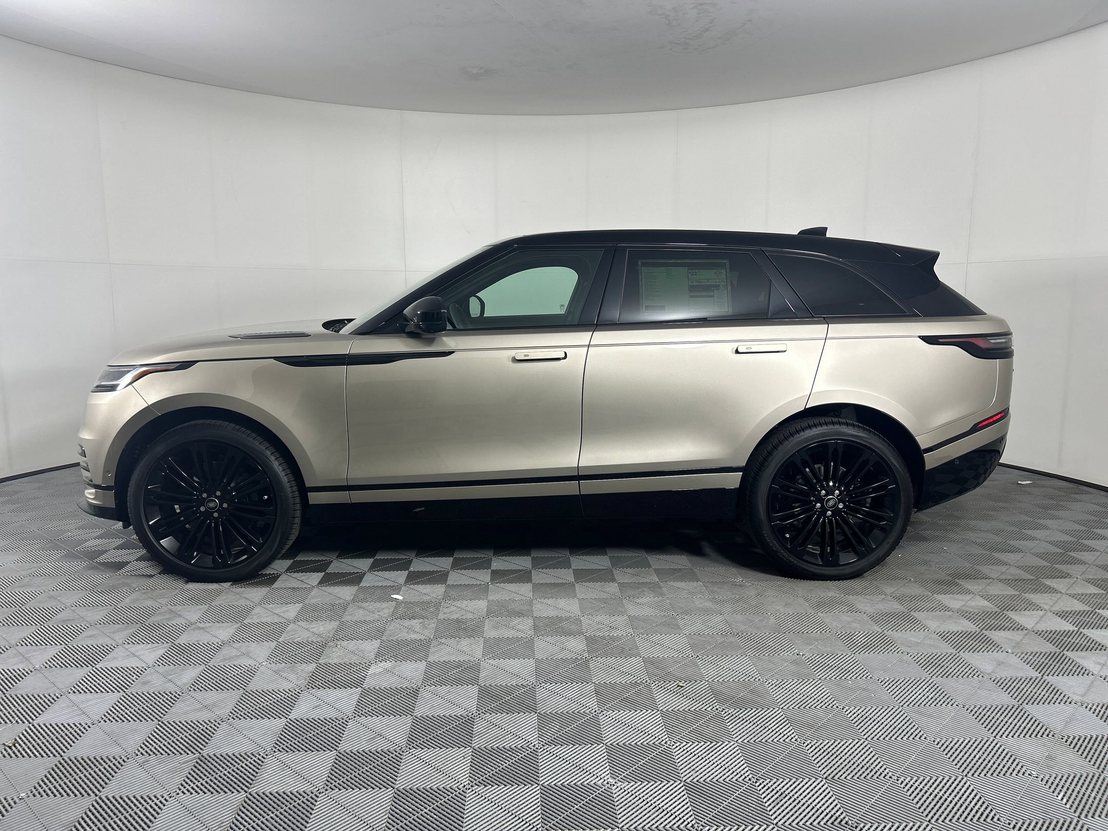New 2026 Land Rover Range Rover Velar Dynamic SE image 2