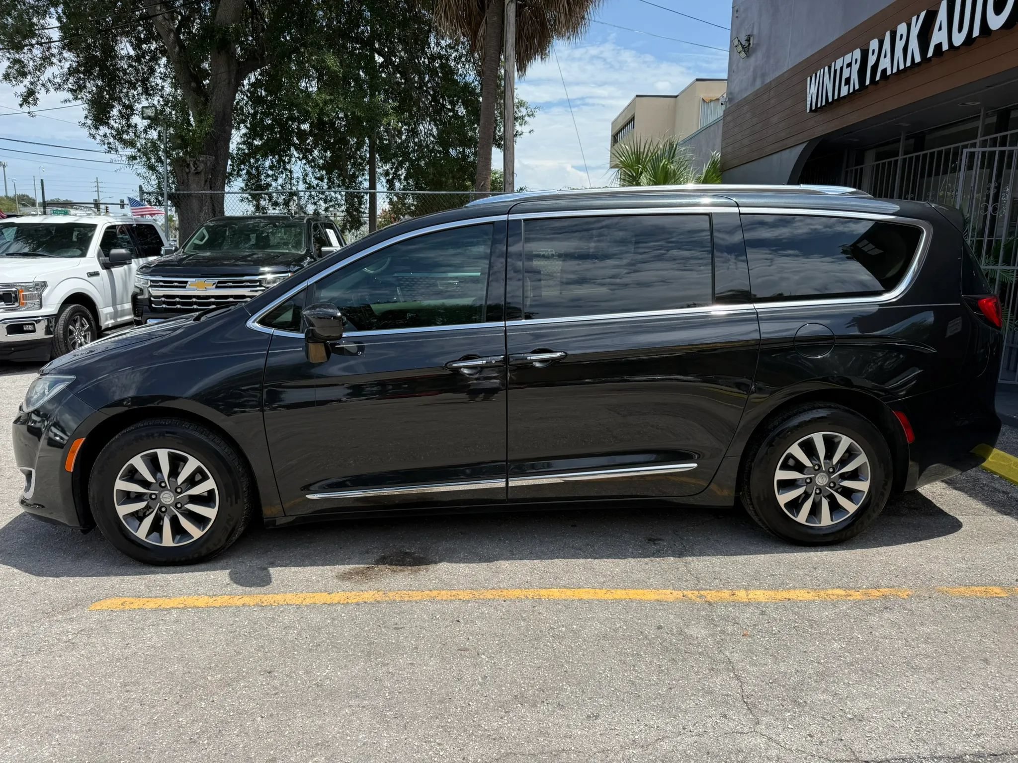 Used 2020 Chrysler Pacifica Touring-L Plus FWD image 4