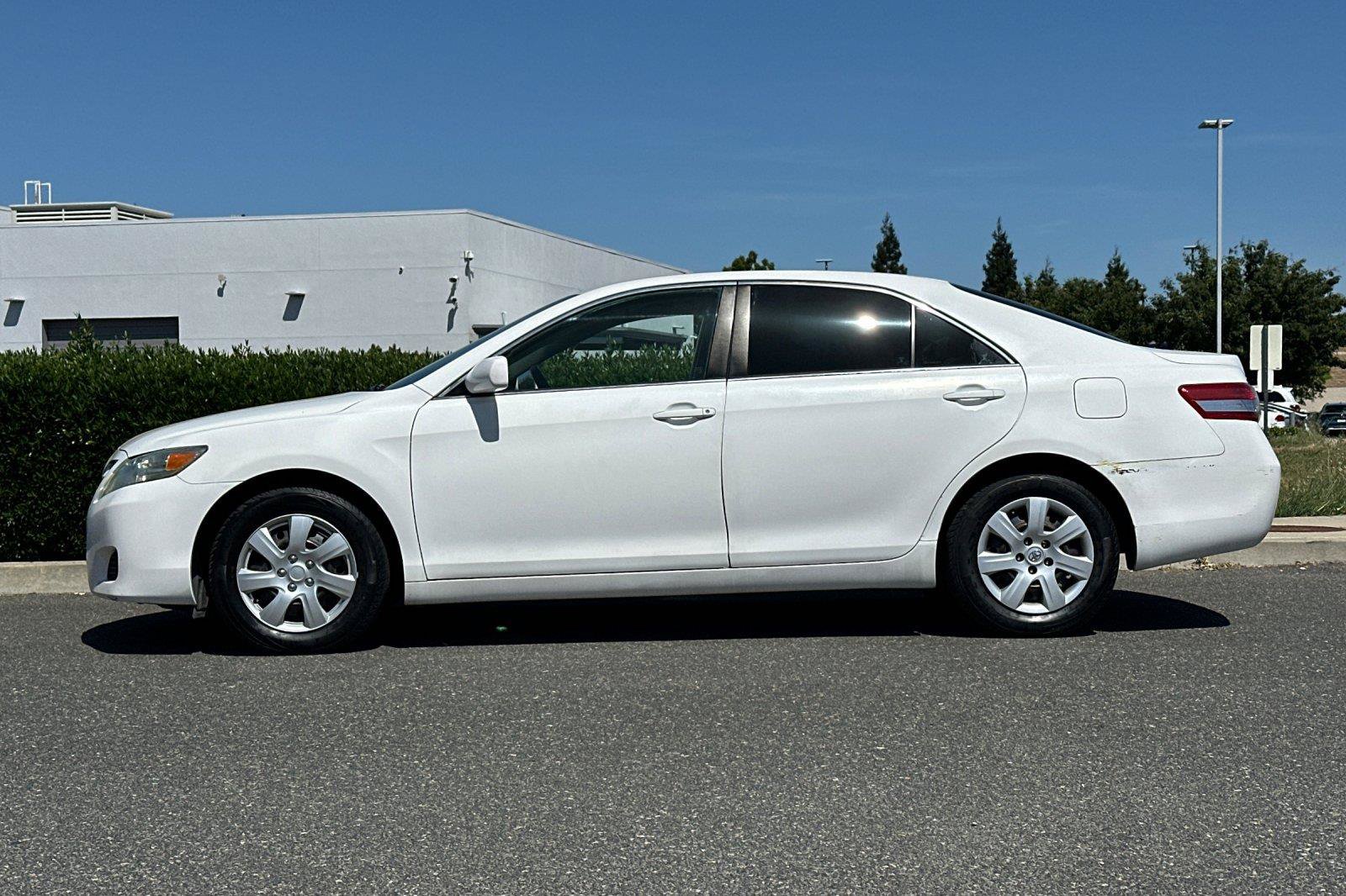 Used 2010 Toyota Camry LE FWD image 6
