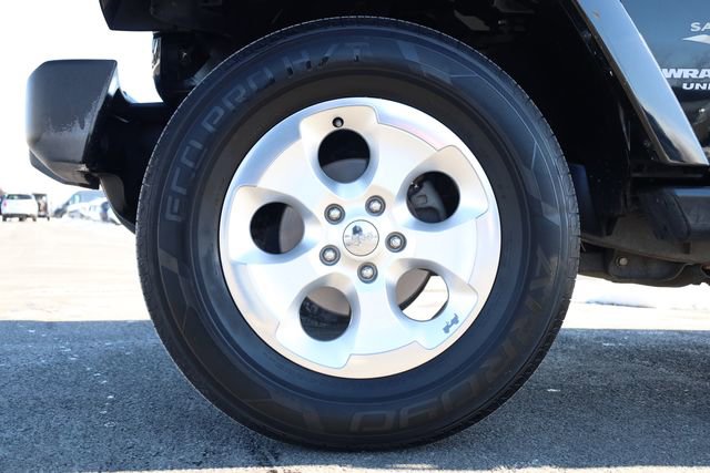 Used 2015 Jeep Wrangler Unlimited Sahara w/ Dual Top Group image 9