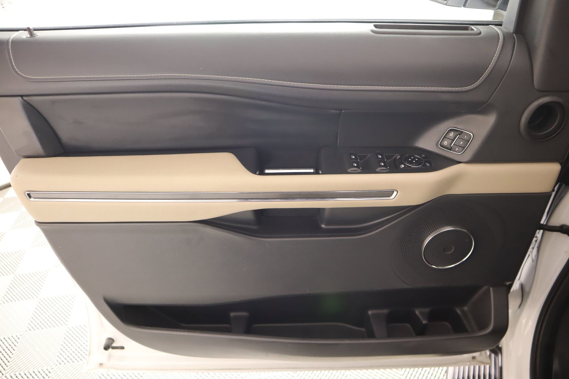 Used 2024 Ford Expedition Max XLT image 17