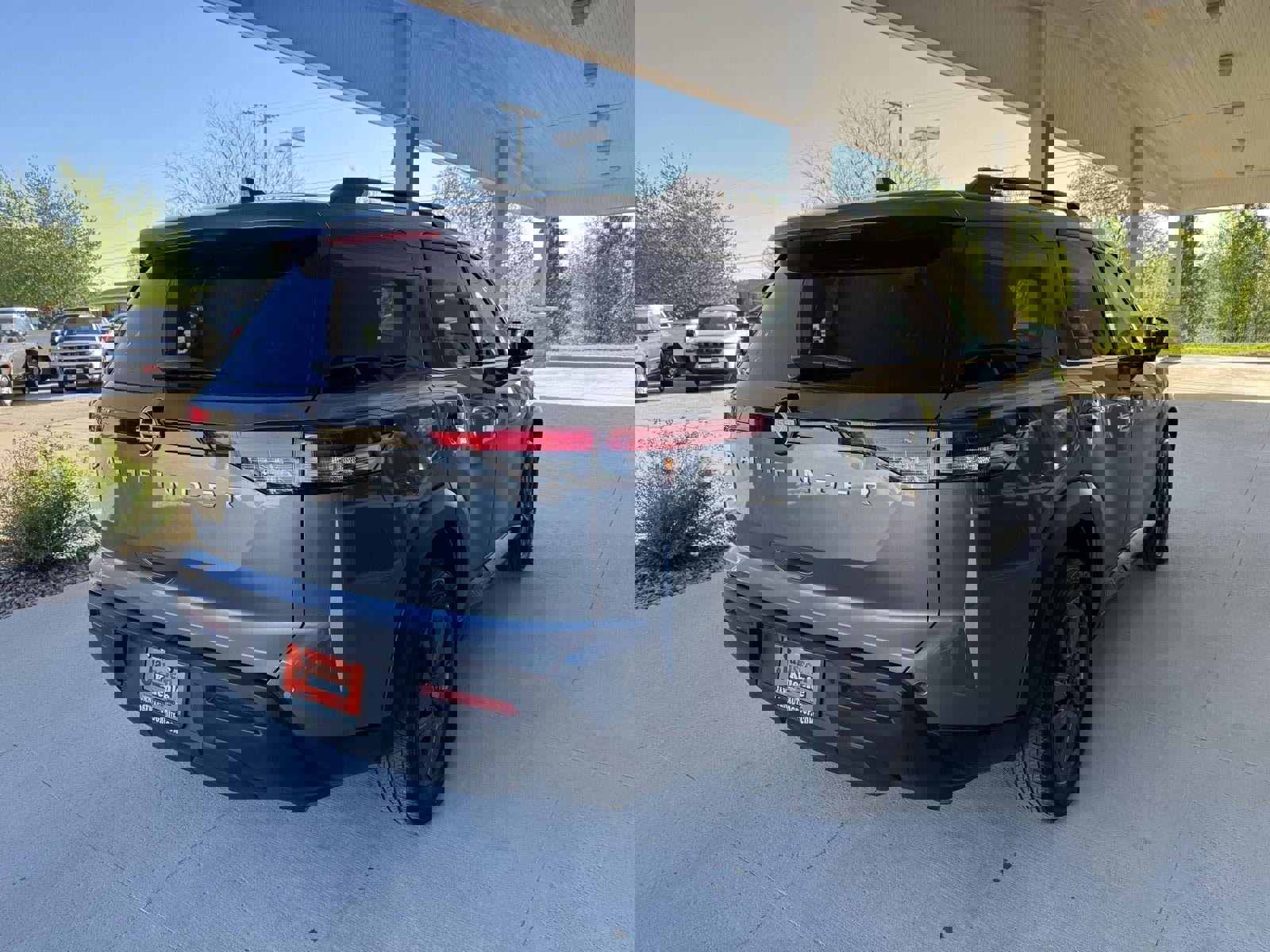 Used 2025 Nissan Pathfinder SV FWD image 3