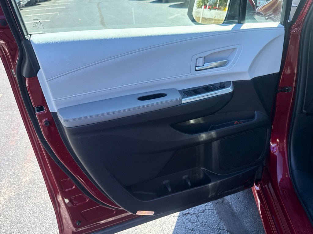 Certified 2026 Toyota Sienna XLE FWD image 13