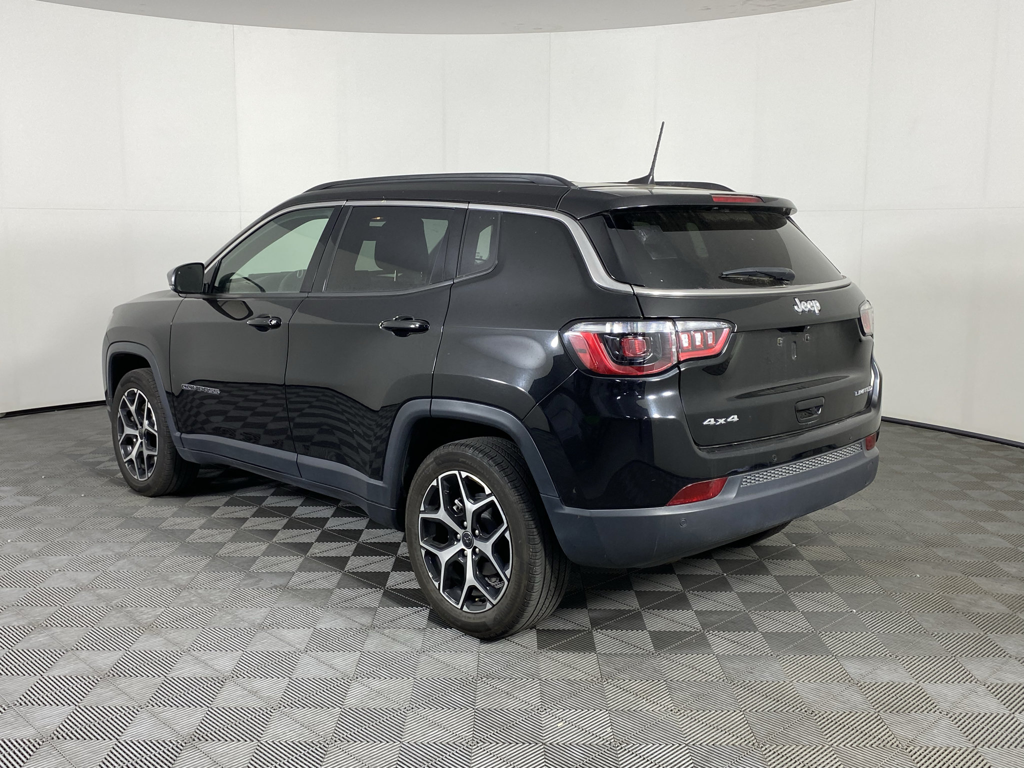Used 2025 Jeep Compass Limited AWD/4WD image 4
