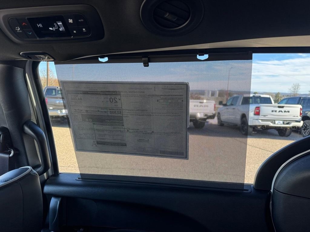 New 2026 Chrysler Pacifica Limited w/ Trailer Tow Group AWD/4WD image 14