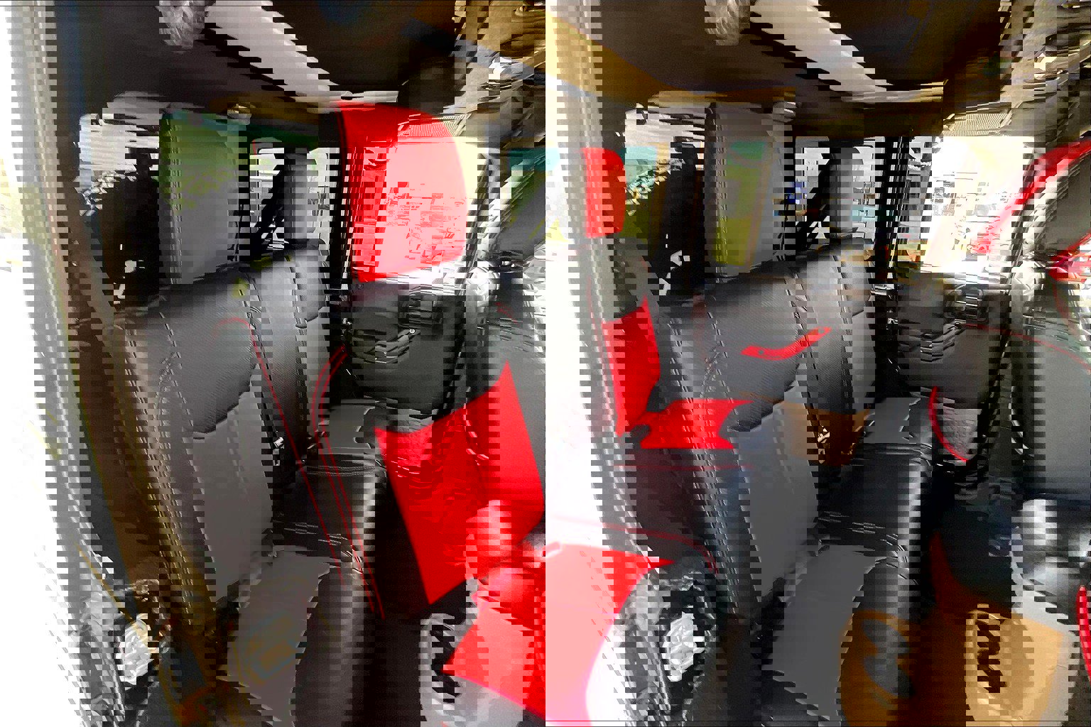 Used 2016 Jeep Wrangler Unlimited Rubicon w/ Connectivity Group image 17