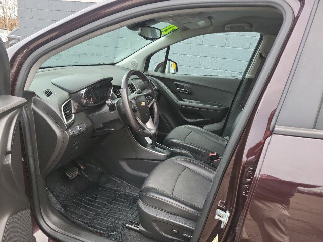 Used 2021 Chevrolet Trax LT w/ LT Convenience Package image 9