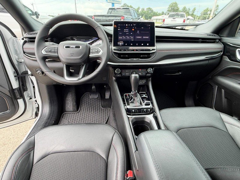 Used 2025 Jeep Compass Trailhawk AWD/4WD image 19